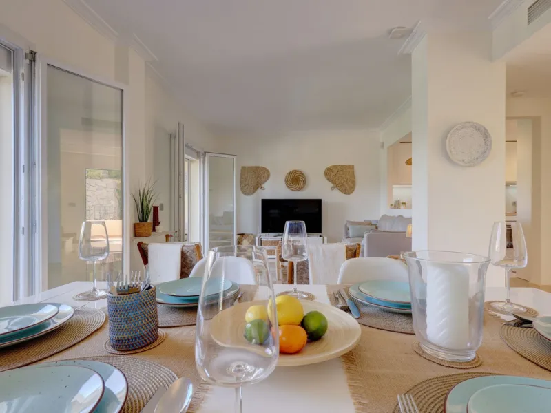 A beautiful South West facing 3 bedroom 2 bathroom duplex penthouse with open golf views and lots of natural light throughout.