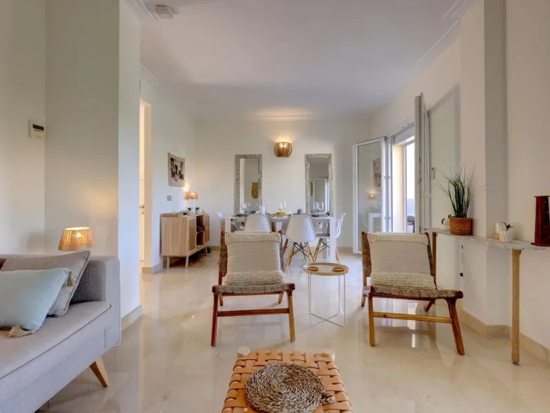 A beautiful South West facing 3 bedroom 2 bathroom duplex penthouse with open golf views and lots of natural light throughout.