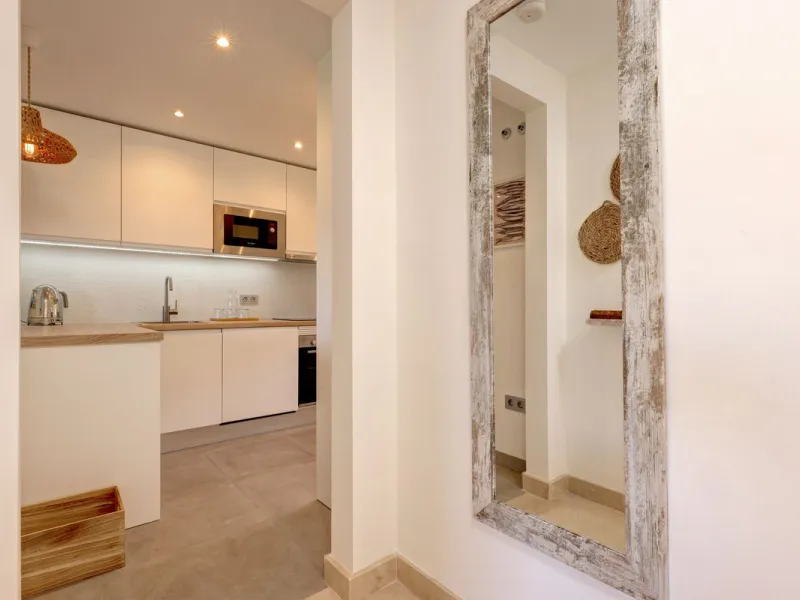 A beautiful South West facing 3 bedroom 2 bathroom duplex penthouse with open golf views and lots of natural light throughout.