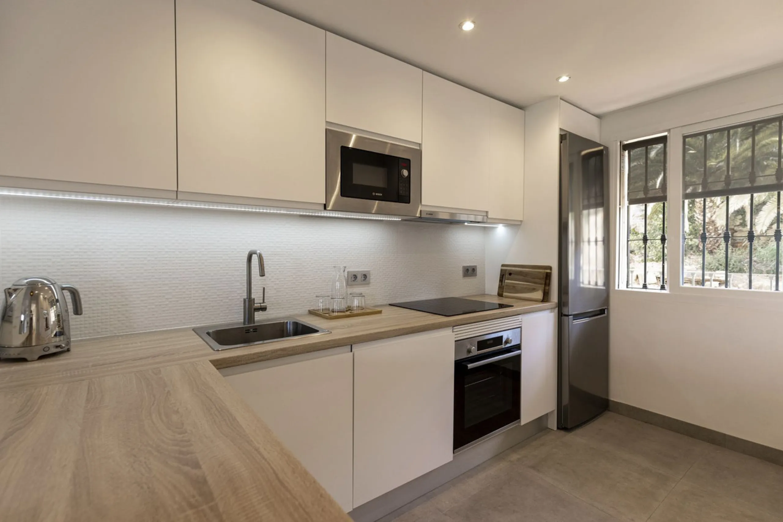 A beautiful South West facing 3 bedroom 2 bathroom duplex penthouse with open golf views and lots of natural light throughout.