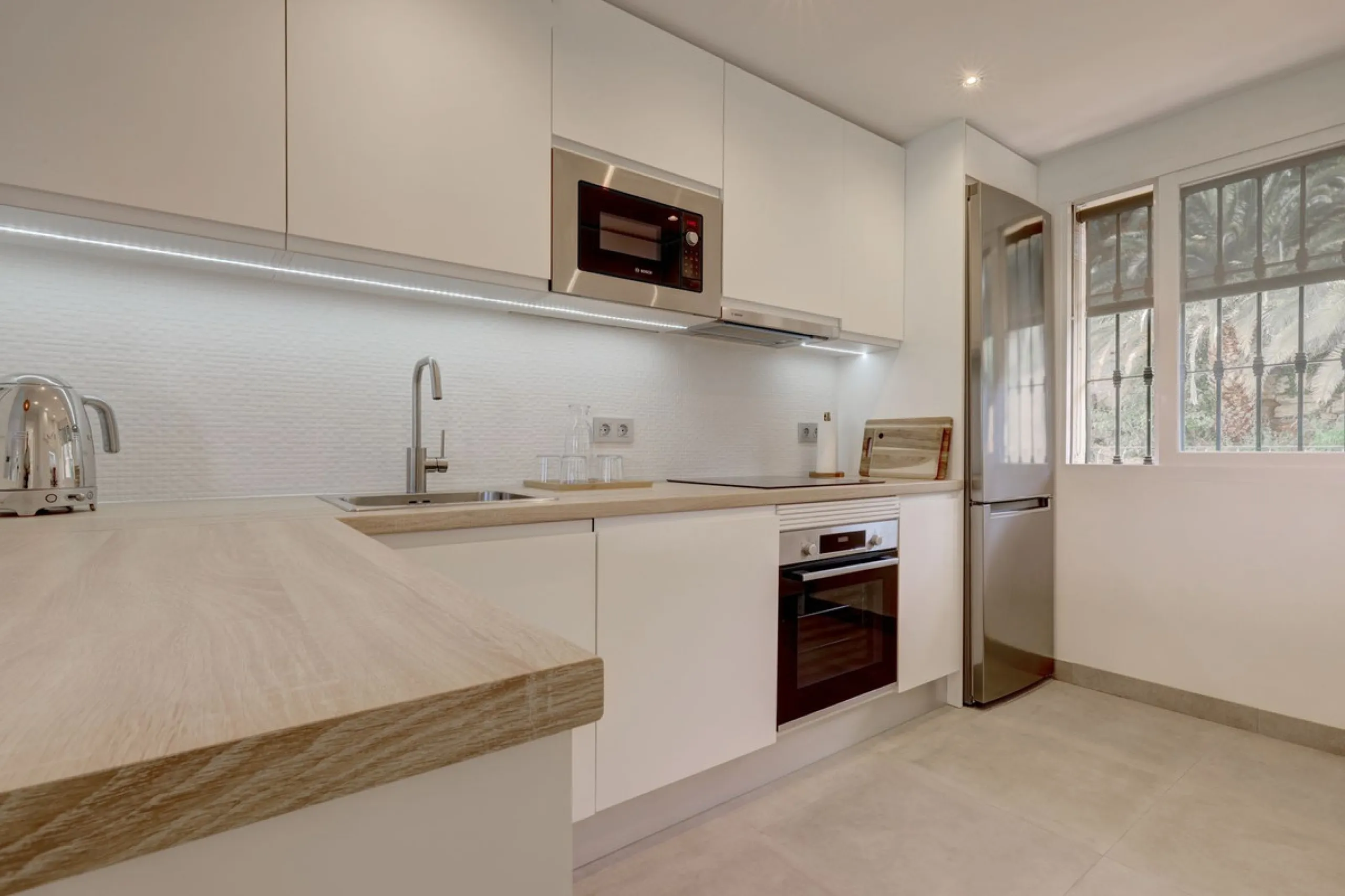 A beautiful South West facing 3 bedroom 2 bathroom duplex penthouse with open golf views and lots of natural light throughout.