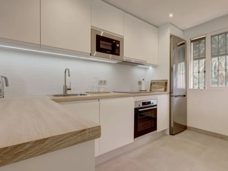 A beautiful South West facing 3 bedroom 2 bathroom duplex penthouse with open golf views and lots of natural light throughout.