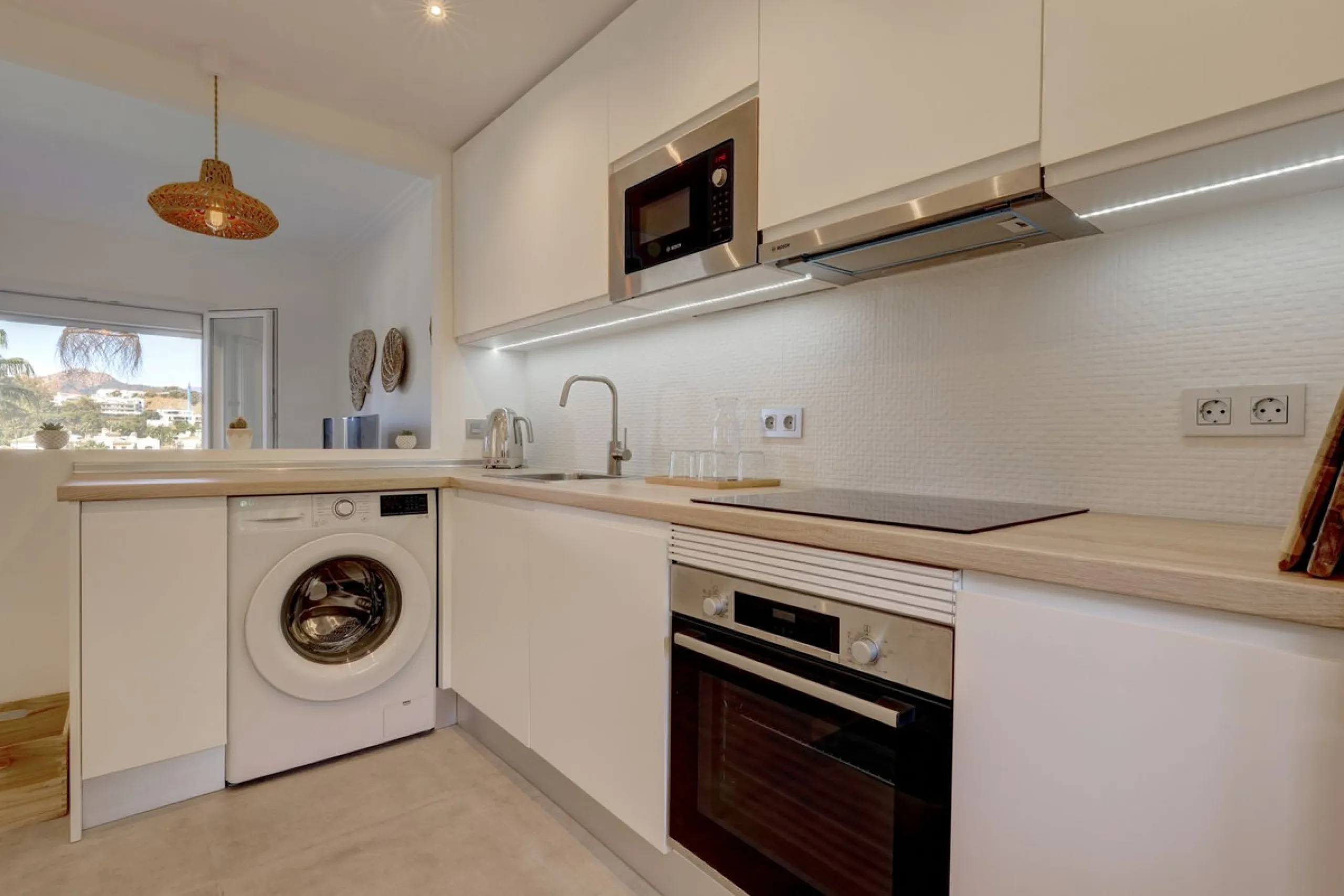 A beautiful South West facing 3 bedroom 2 bathroom duplex penthouse with open golf views and lots of natural light throughout.
