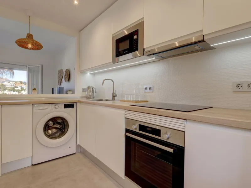 A beautiful South West facing 3 bedroom 2 bathroom duplex penthouse with open golf views and lots of natural light throughout.