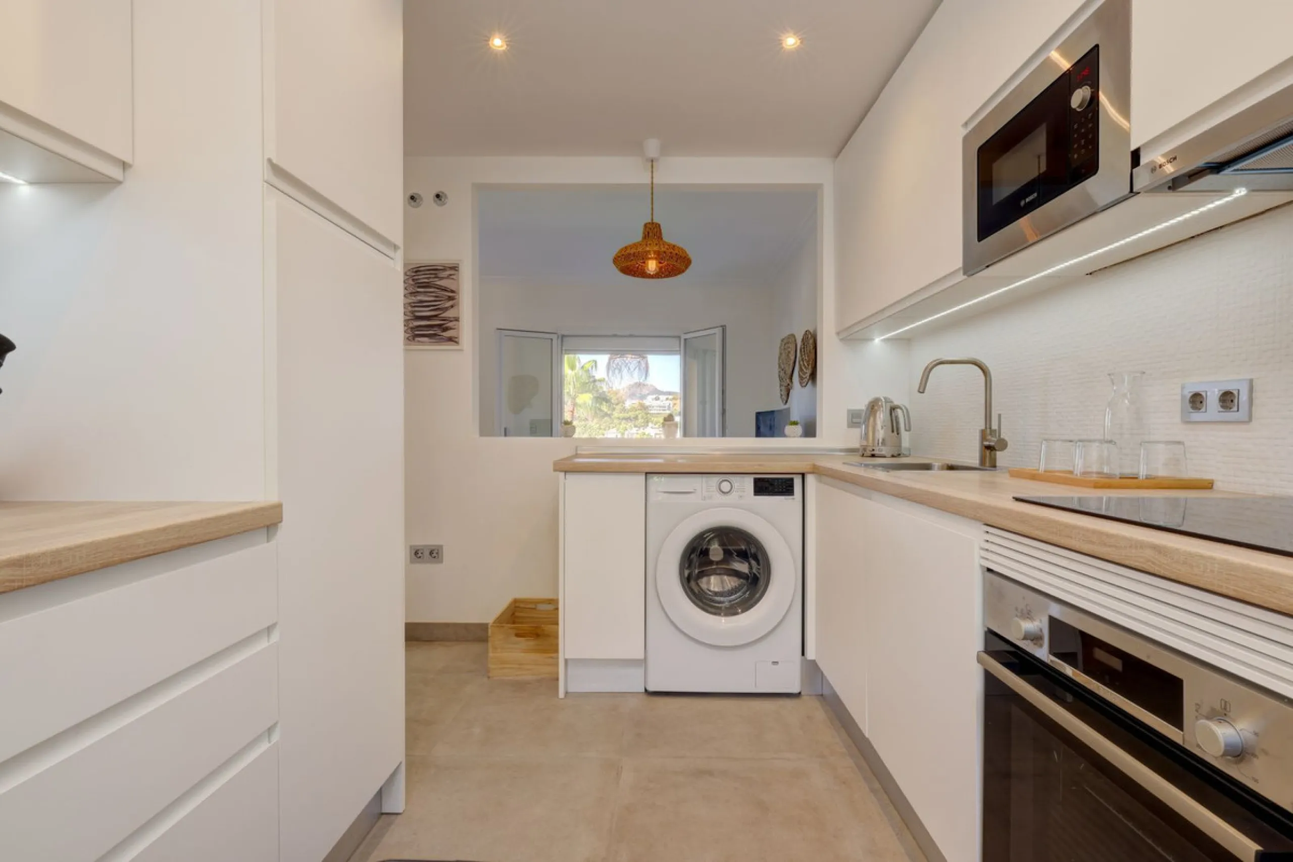 A beautiful South West facing 3 bedroom 2 bathroom duplex penthouse with open golf views and lots of natural light throughout.