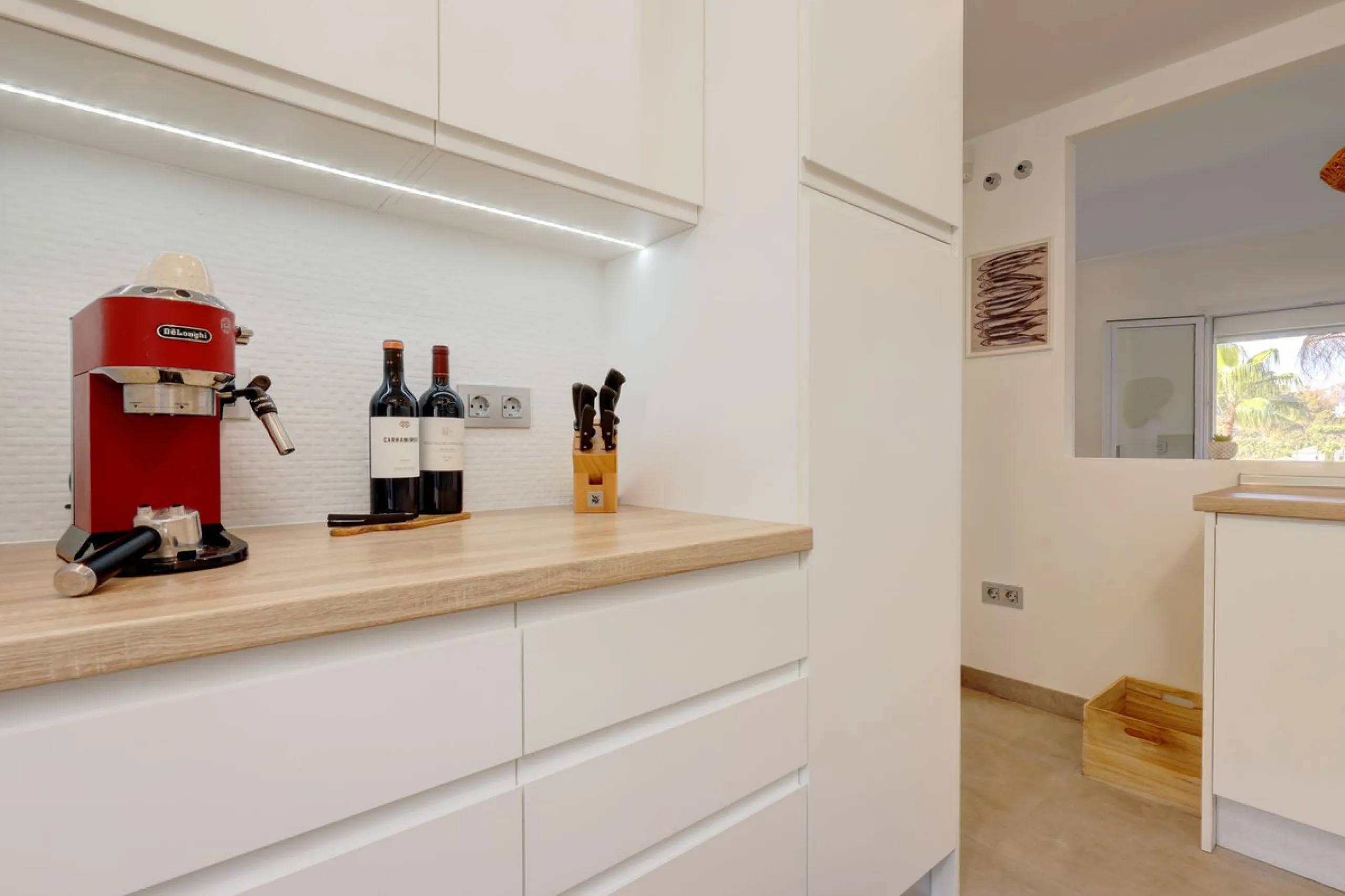 A beautiful South West facing 3 bedroom 2 bathroom duplex penthouse with open golf views and lots of natural light throughout.