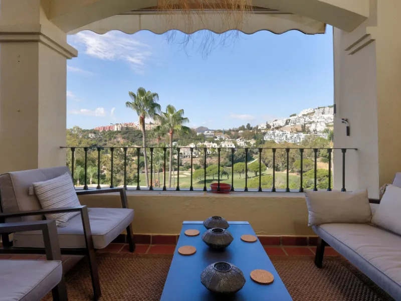 A beautiful South West facing 3 bedroom 2 bathroom duplex penthouse with open golf views and lots of natural light throughout.