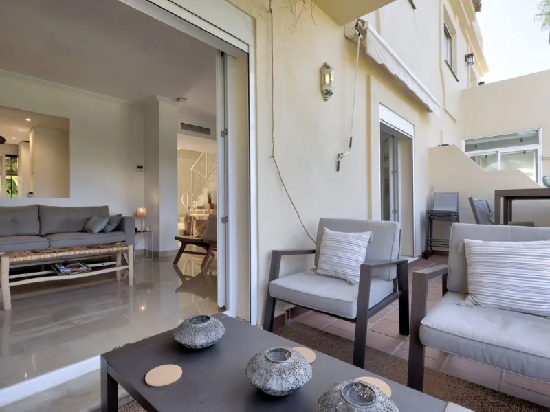 A beautiful South West facing 3 bedroom 2 bathroom duplex penthouse with open golf views and lots of natural light throughout.