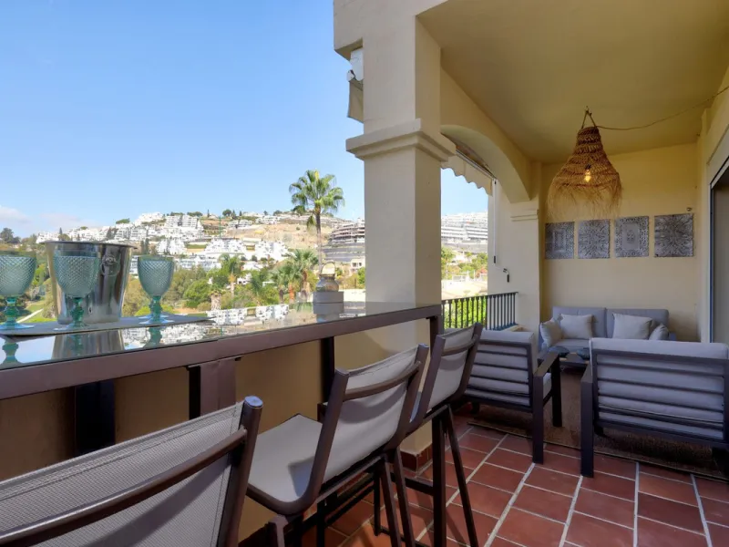 A beautiful South West facing 3 bedroom 2 bathroom duplex penthouse with open golf views and lots of natural light throughout.