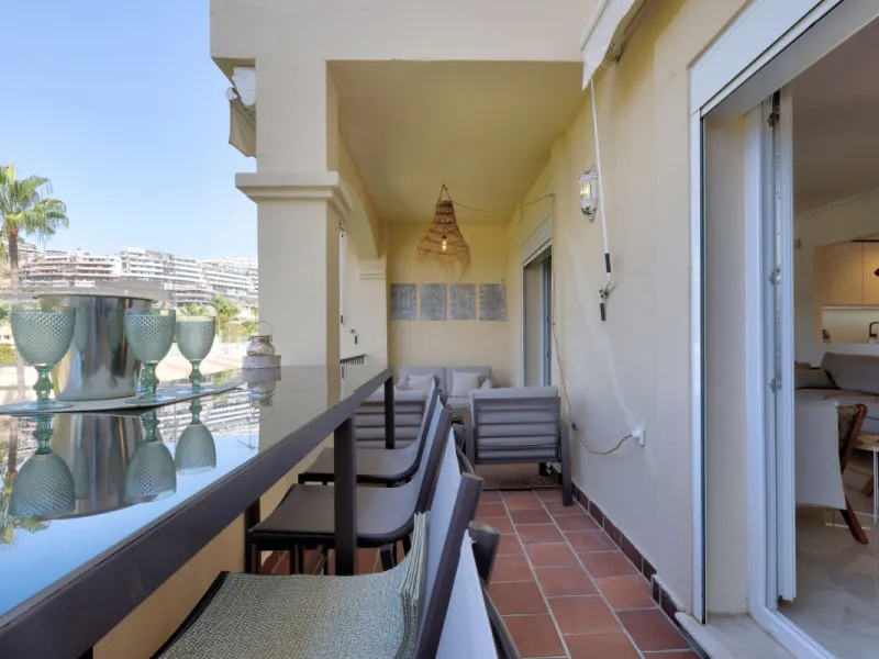 A beautiful South West facing 3 bedroom 2 bathroom duplex penthouse with open golf views and lots of natural light throughout.