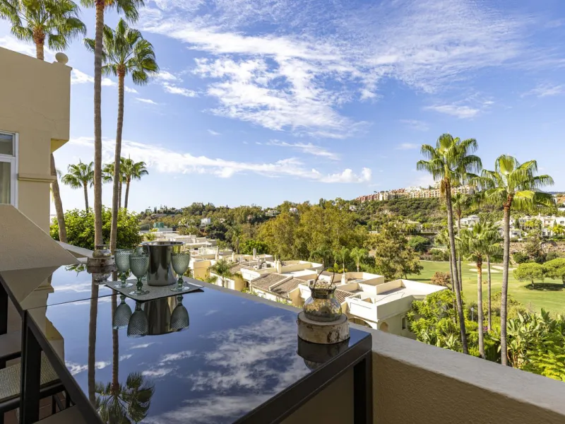 A beautiful South West facing 3 bedroom 2 bathroom duplex penthouse with open golf views and lots of natural light throughout.