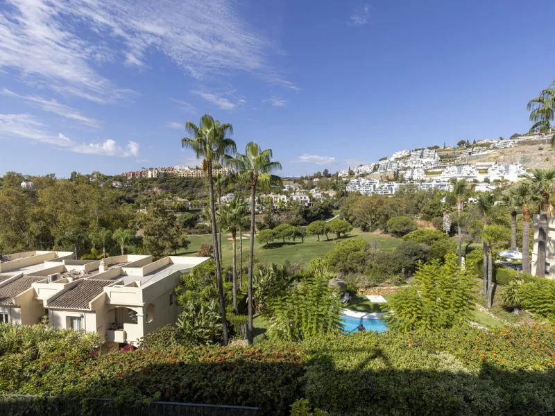 A beautiful South West facing 3 bedroom 2 bathroom duplex penthouse with open golf views and lots of natural light throughout.