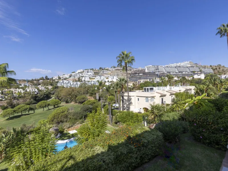 A beautiful South West facing 3 bedroom 2 bathroom duplex penthouse with open golf views and lots of natural light throughout.