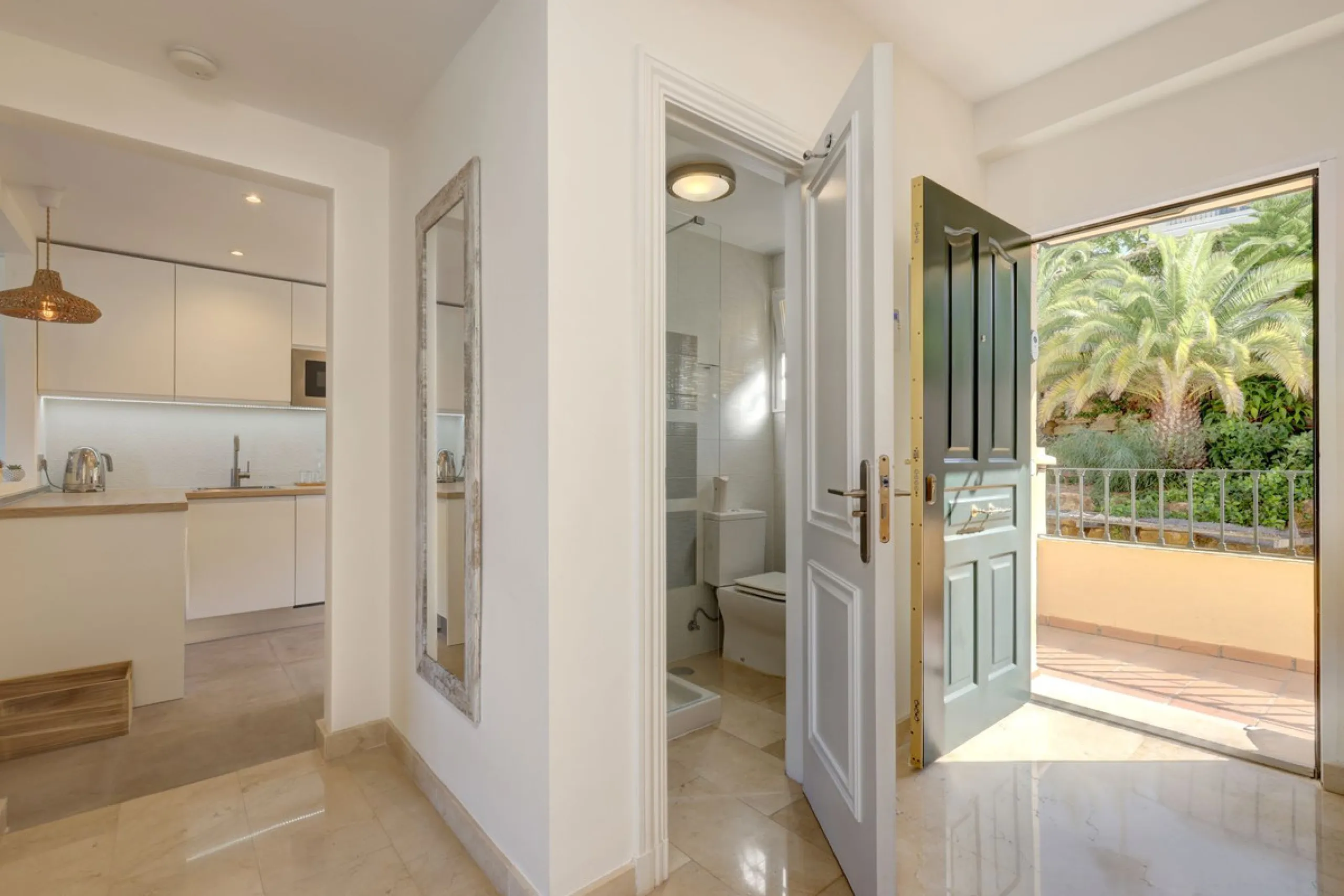 A beautiful South West facing 3 bedroom 2 bathroom duplex penthouse with open golf views and lots of natural light throughout.