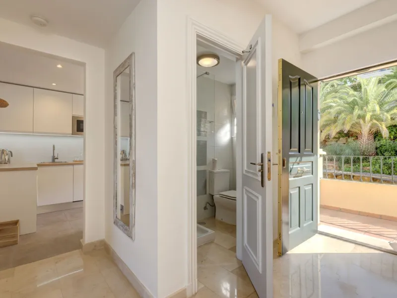 A beautiful South West facing 3 bedroom 2 bathroom duplex penthouse with open golf views and lots of natural light throughout.