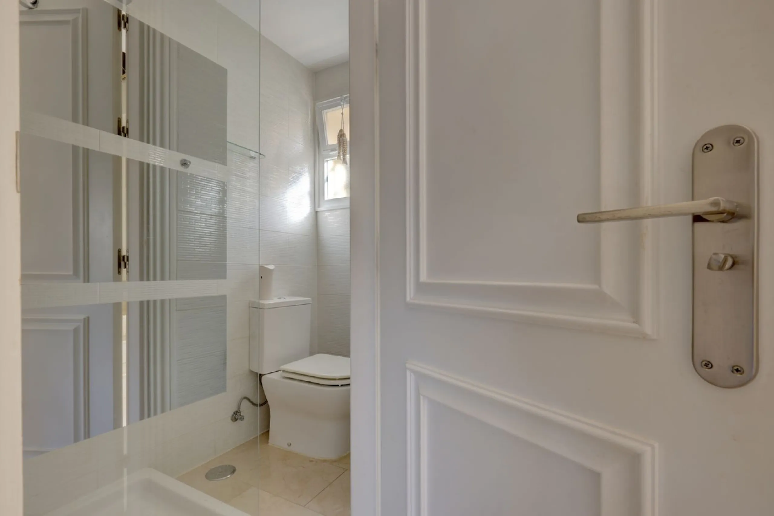 A beautiful South West facing 3 bedroom 2 bathroom duplex penthouse with open golf views and lots of natural light throughout.