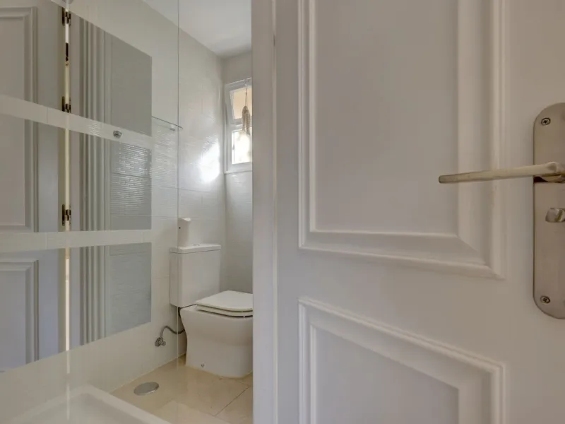 A beautiful South West facing 3 bedroom 2 bathroom duplex penthouse with open golf views and lots of natural light throughout.