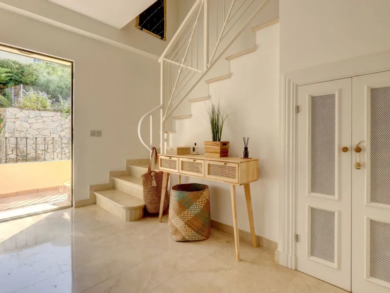 A beautiful South West facing 3 bedroom 2 bathroom duplex penthouse with open golf views and lots of natural light throughout.