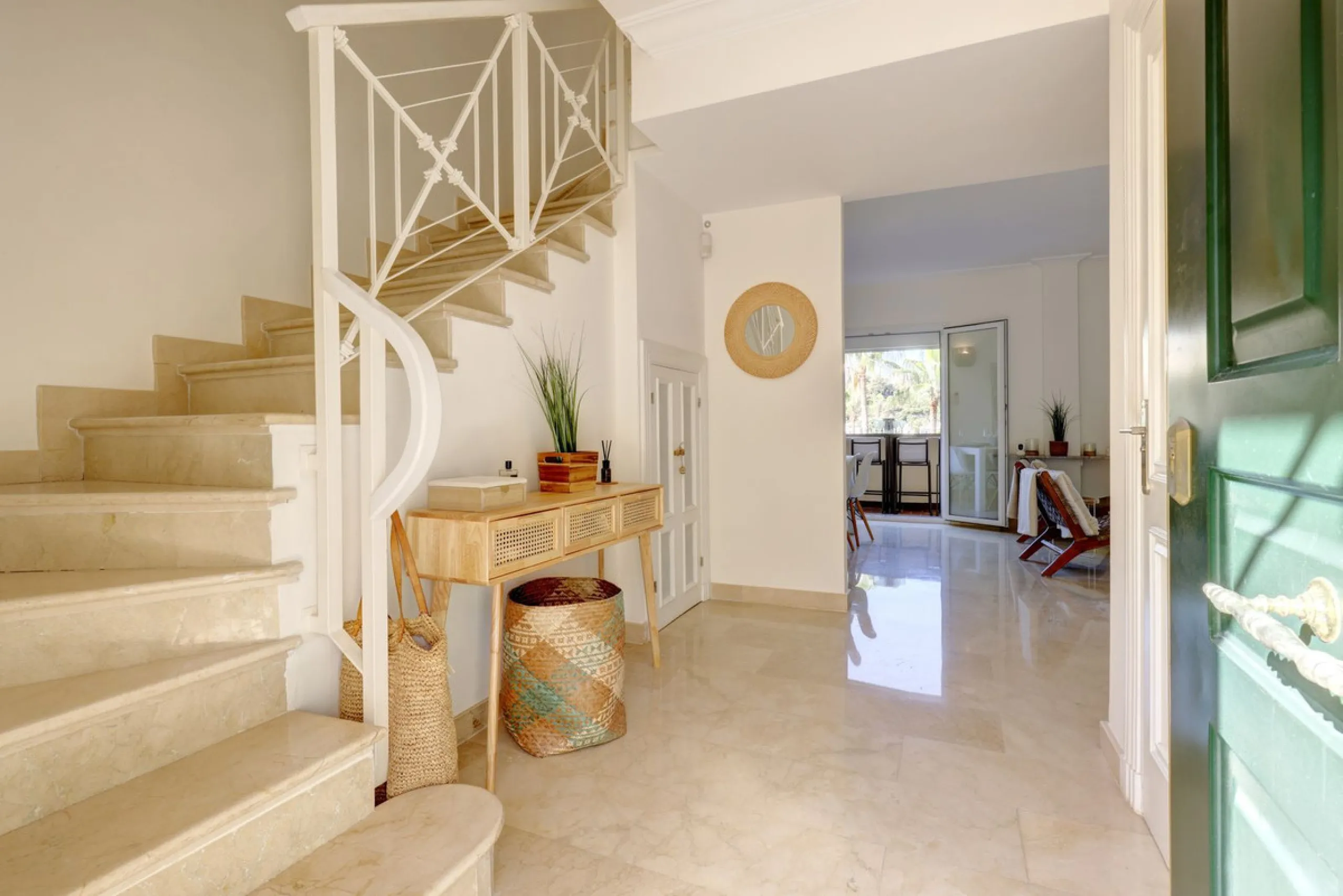 A beautiful South West facing 3 bedroom 2 bathroom duplex penthouse with open golf views and lots of natural light throughout.