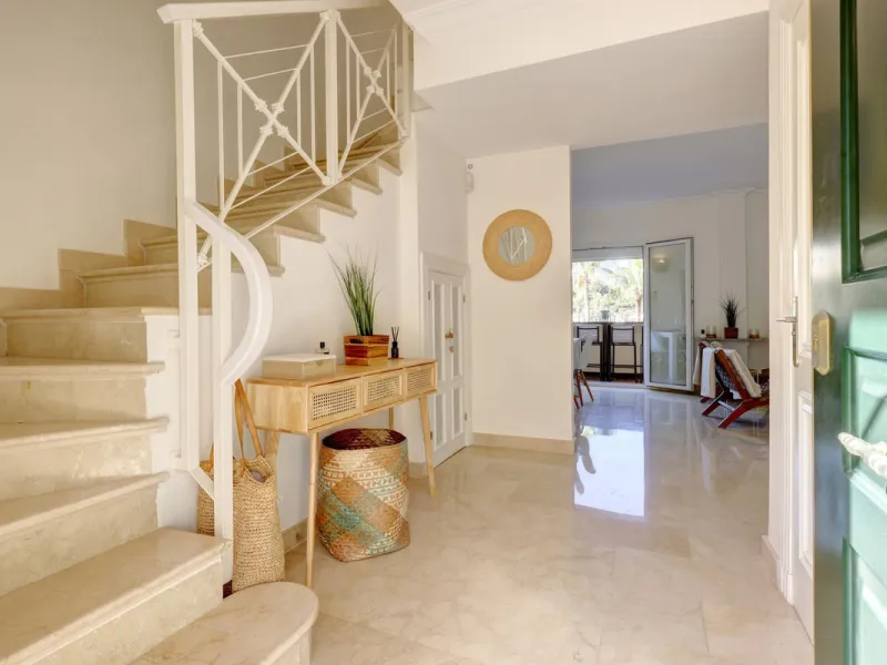 A beautiful South West facing 3 bedroom 2 bathroom duplex penthouse with open golf views and lots of natural light throughout.