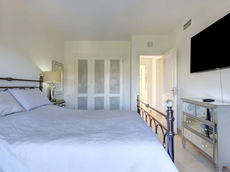 A beautiful South West facing 3 bedroom 2 bathroom duplex penthouse with open golf views and lots of natural light throughout.