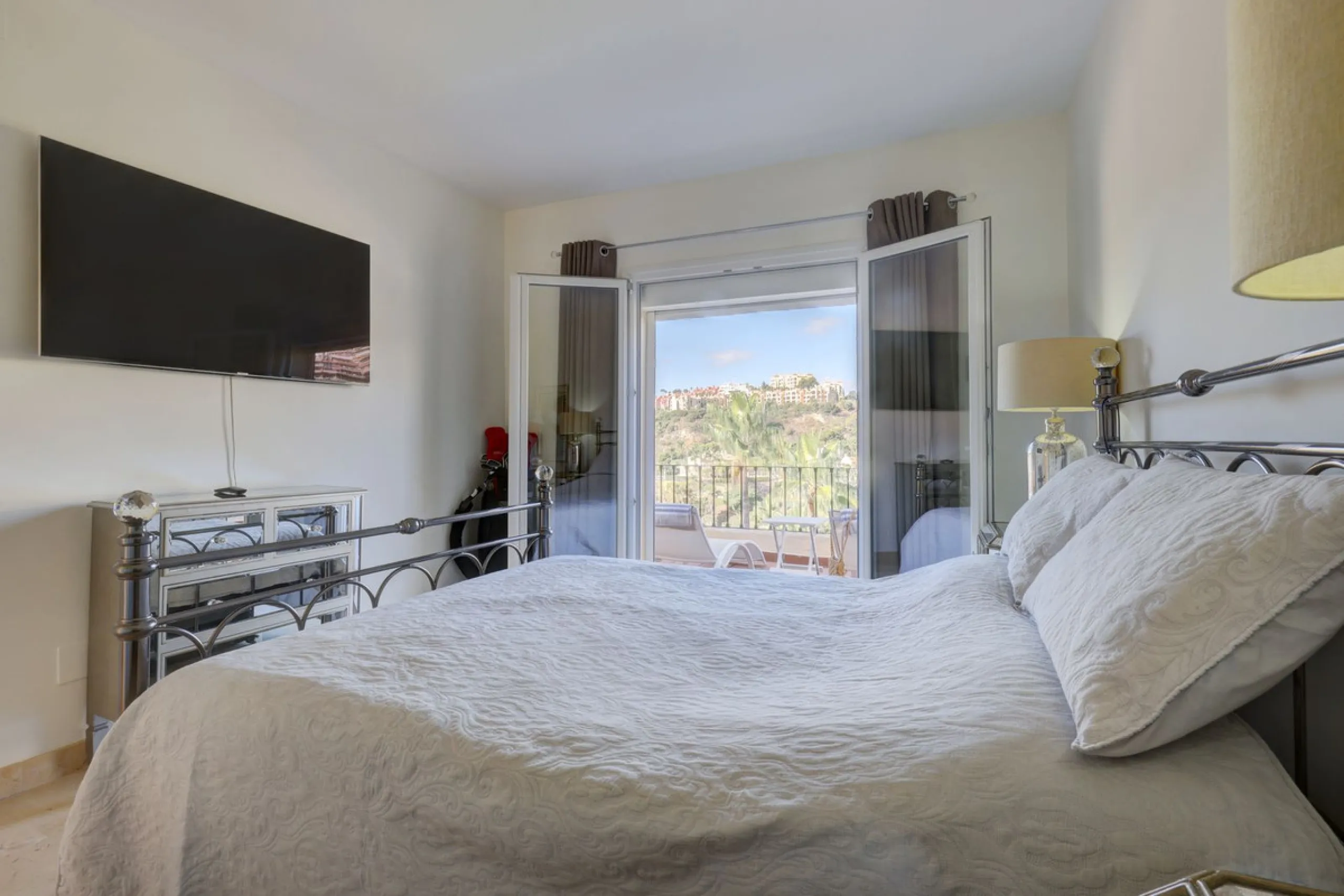 A beautiful South West facing 3 bedroom 2 bathroom duplex penthouse with open golf views and lots of natural light throughout.