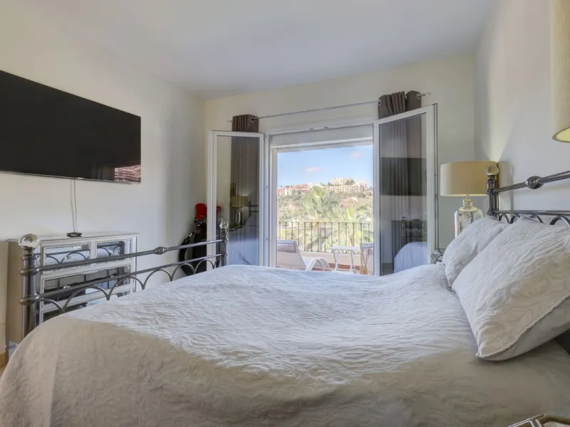 A beautiful South West facing 3 bedroom 2 bathroom duplex penthouse with open golf views and lots of natural light throughout.