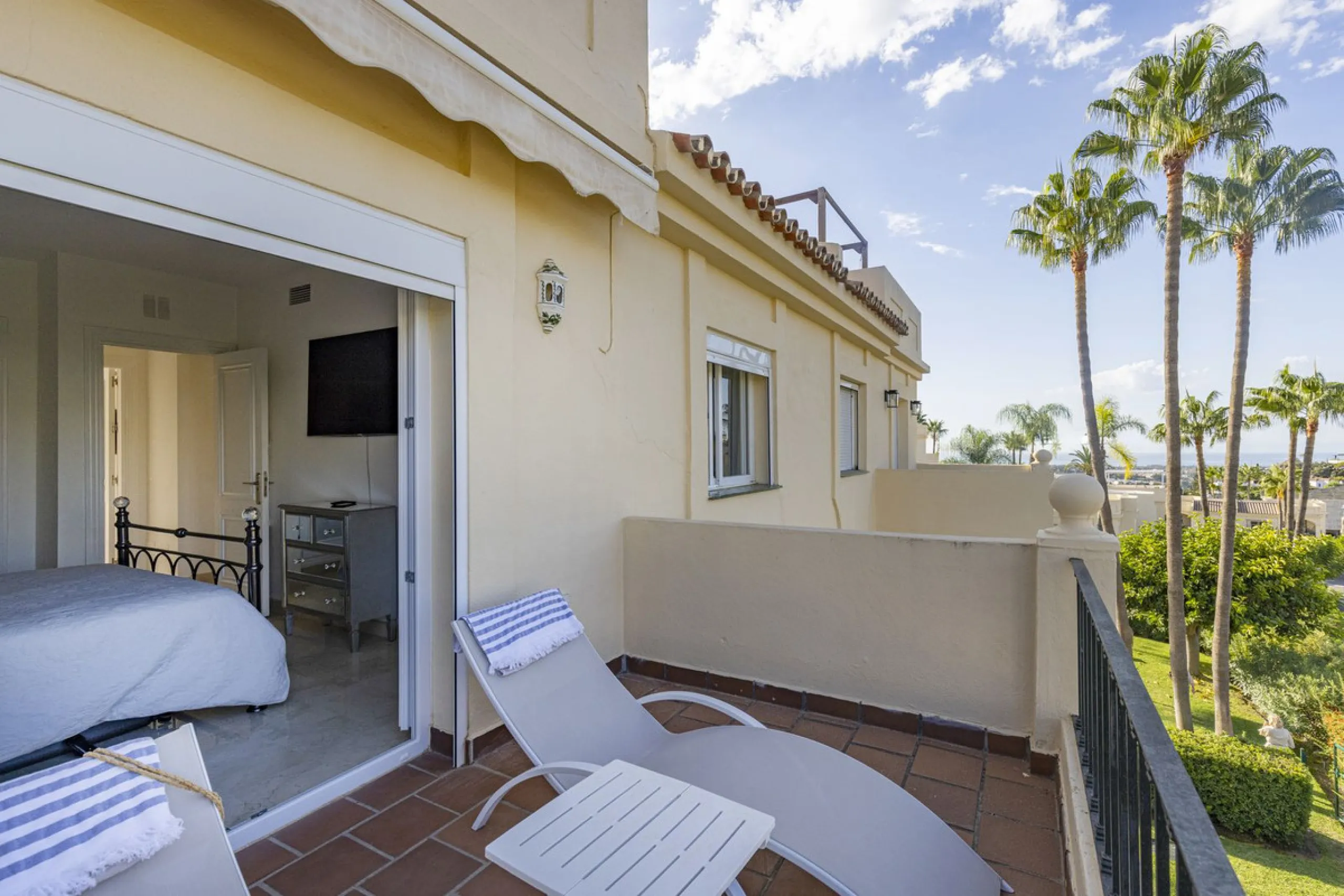 A beautiful South West facing 3 bedroom 2 bathroom duplex penthouse with open golf views and lots of natural light throughout.