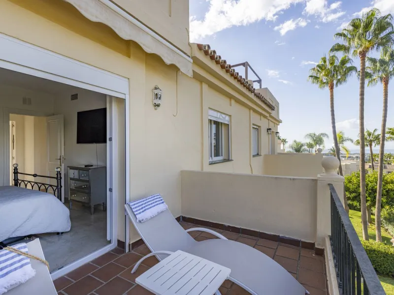 A beautiful South West facing 3 bedroom 2 bathroom duplex penthouse with open golf views and lots of natural light throughout.