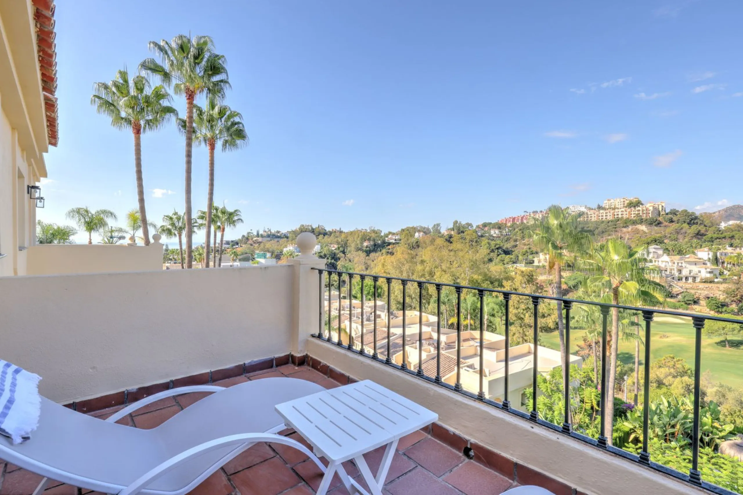 A beautiful South West facing 3 bedroom 2 bathroom duplex penthouse with open golf views and lots of natural light throughout.