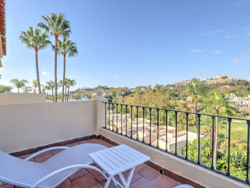 A beautiful South West facing 3 bedroom 2 bathroom duplex penthouse with open golf views and lots of natural light throughout.