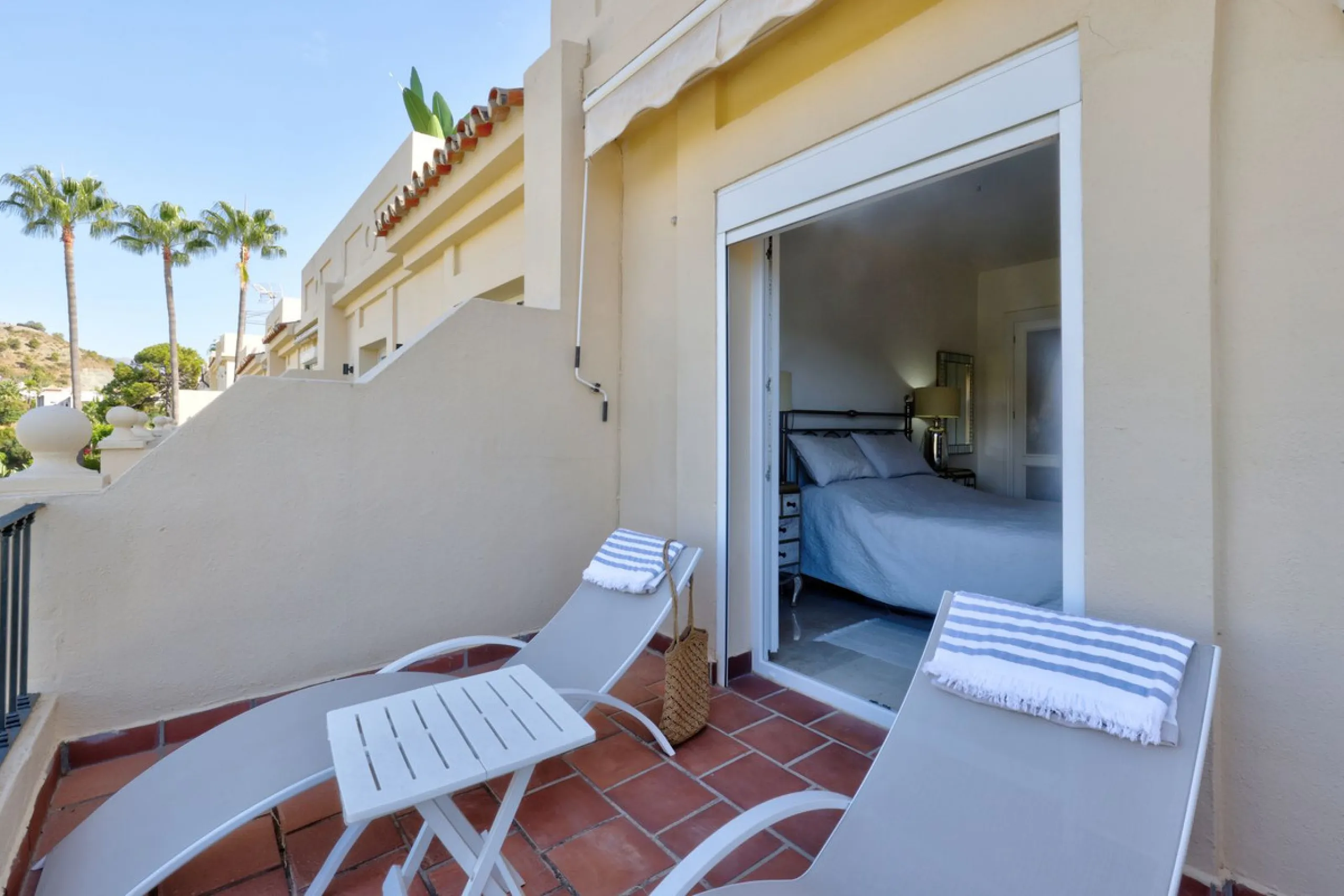A beautiful South West facing 3 bedroom 2 bathroom duplex penthouse with open golf views and lots of natural light throughout.