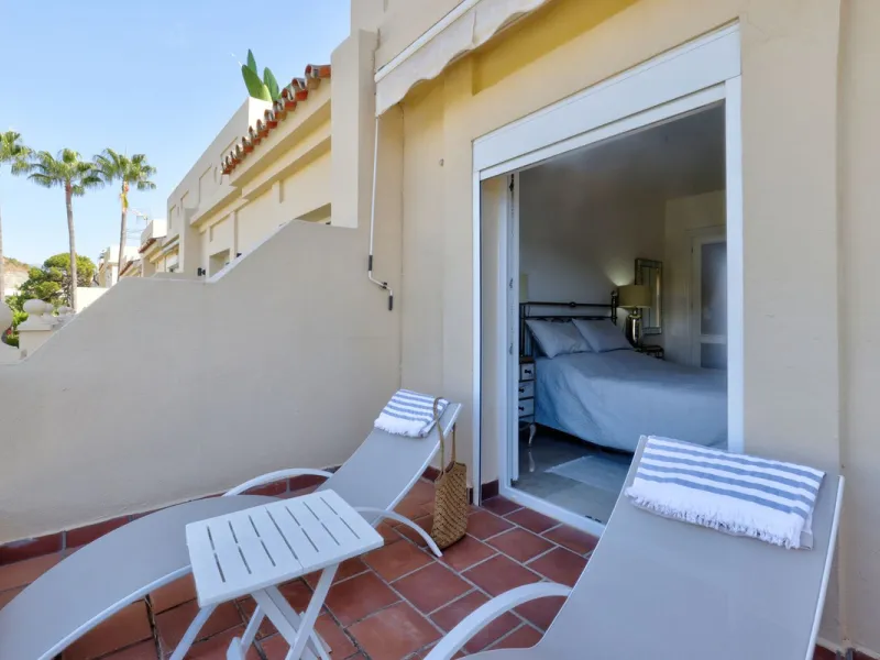 A beautiful South West facing 3 bedroom 2 bathroom duplex penthouse with open golf views and lots of natural light throughout.