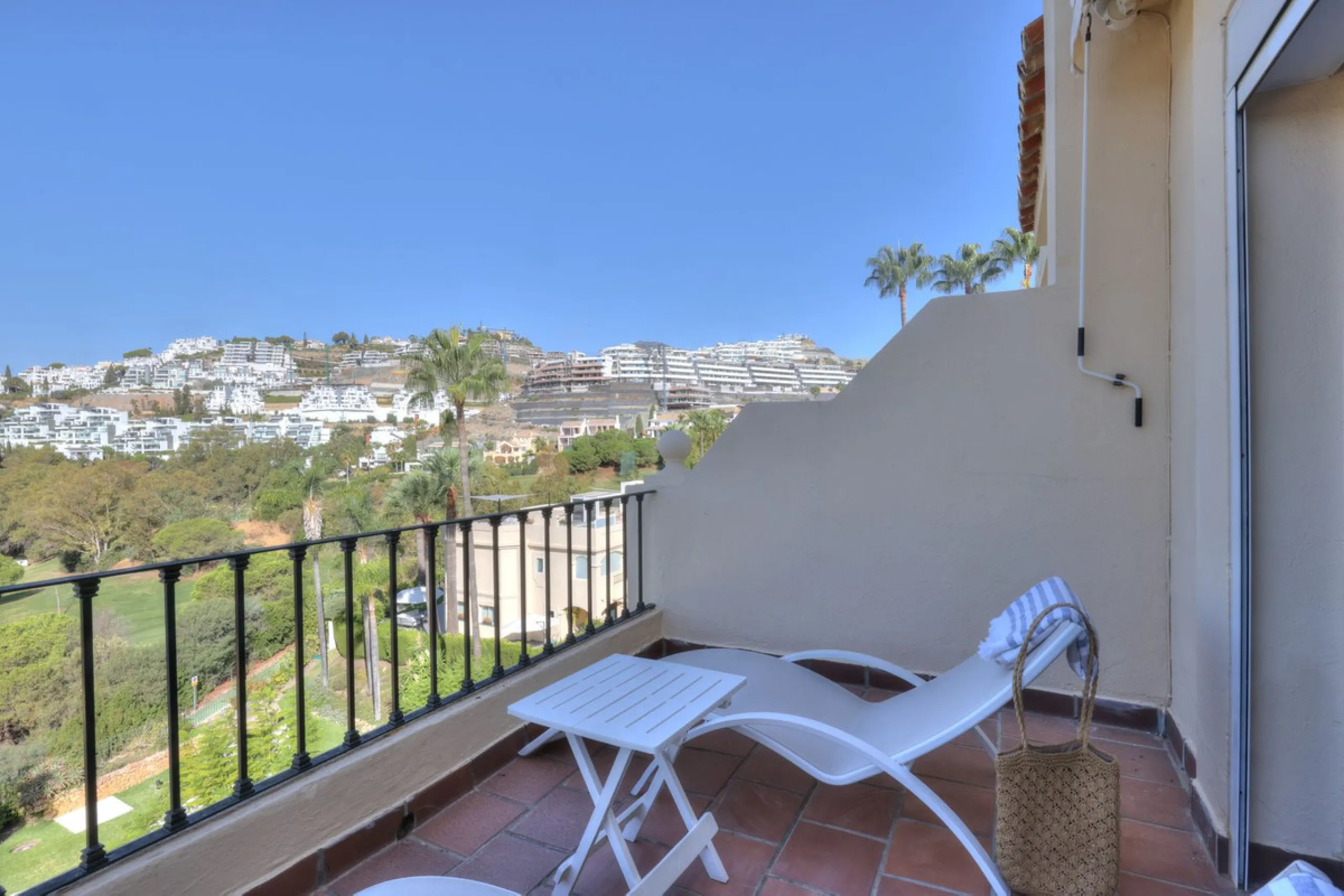 A beautiful South West facing 3 bedroom 2 bathroom duplex penthouse with open golf views and lots of natural light throughout.
