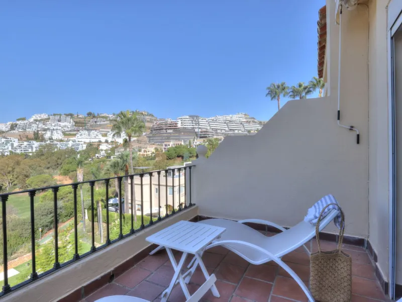 A beautiful South West facing 3 bedroom 2 bathroom duplex penthouse with open golf views and lots of natural light throughout.