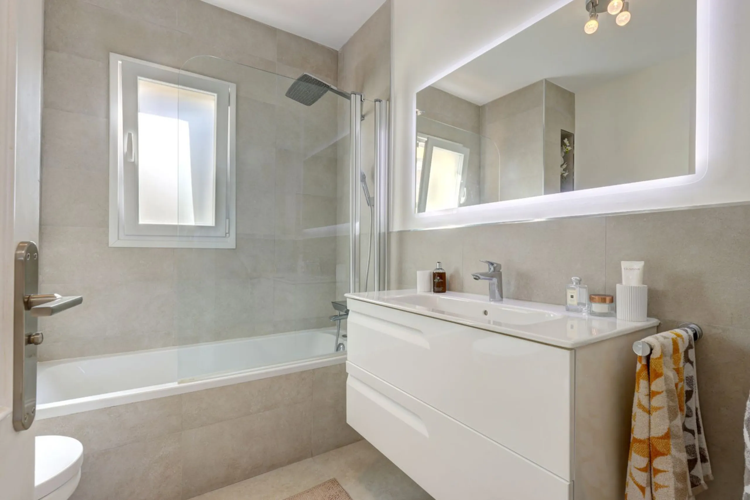 A beautiful South West facing 3 bedroom 2 bathroom duplex penthouse with open golf views and lots of natural light throughout.