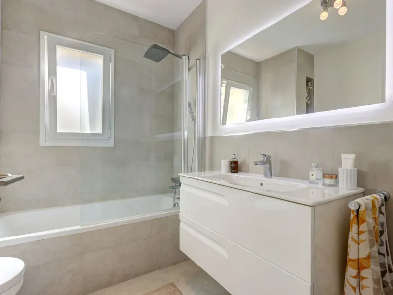 A beautiful South West facing 3 bedroom 2 bathroom duplex penthouse with open golf views and lots of natural light throughout.