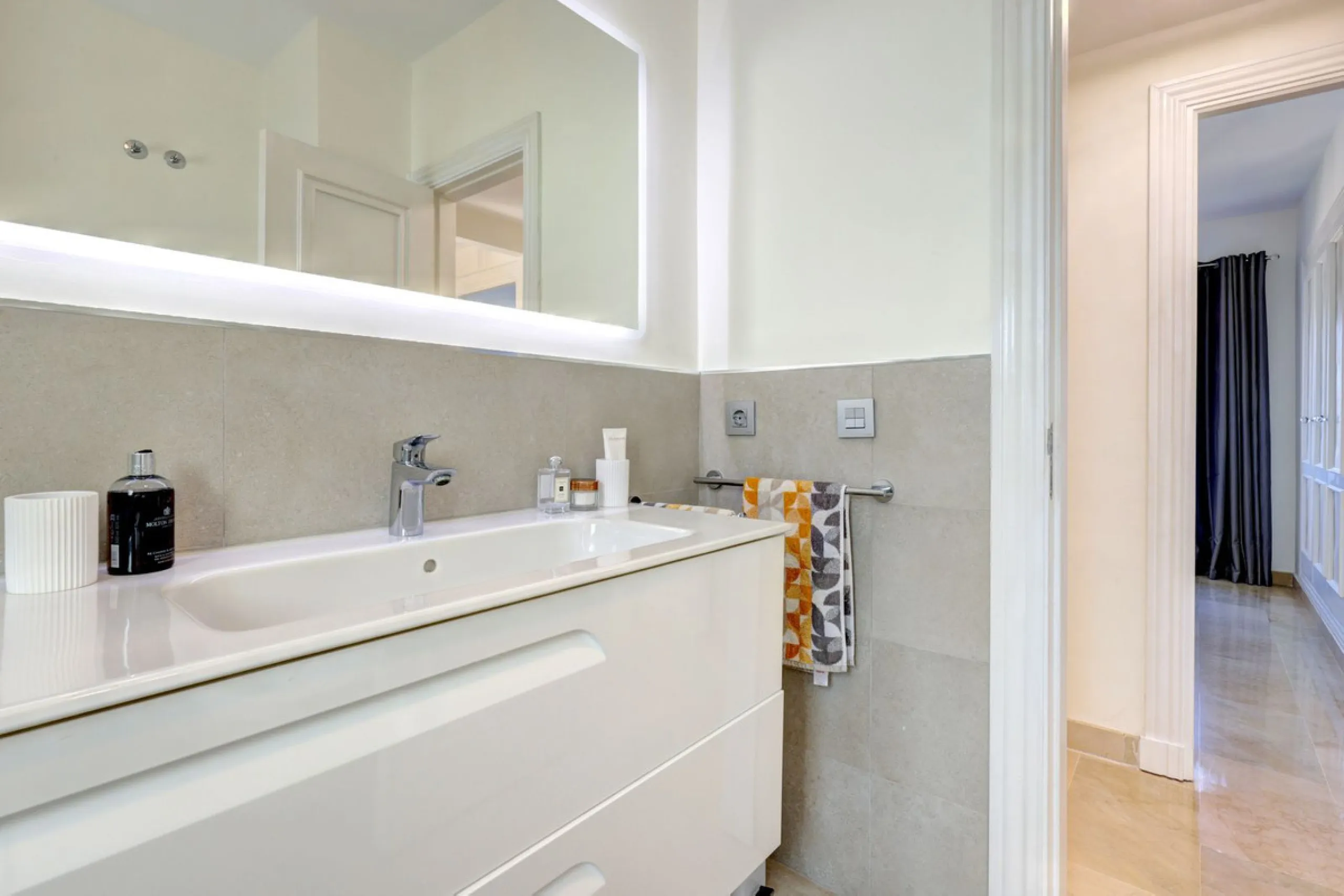 A beautiful South West facing 3 bedroom 2 bathroom duplex penthouse with open golf views and lots of natural light throughout.