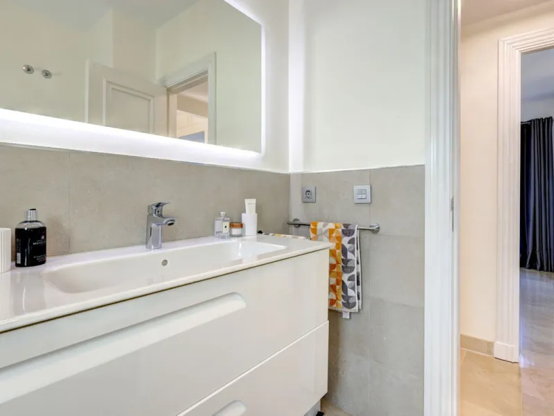 A beautiful South West facing 3 bedroom 2 bathroom duplex penthouse with open golf views and lots of natural light throughout.