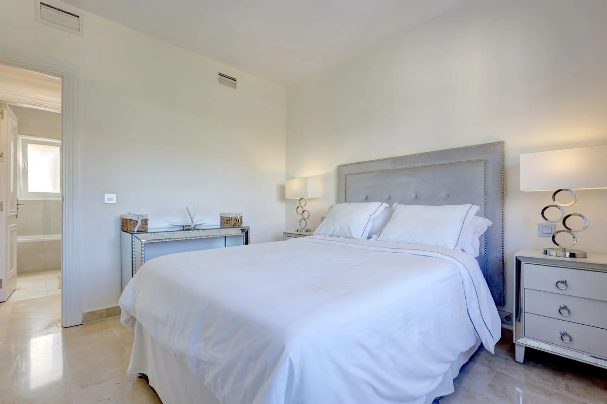 A beautiful South West facing 3 bedroom 2 bathroom duplex penthouse with open golf views and lots of natural light throughout.