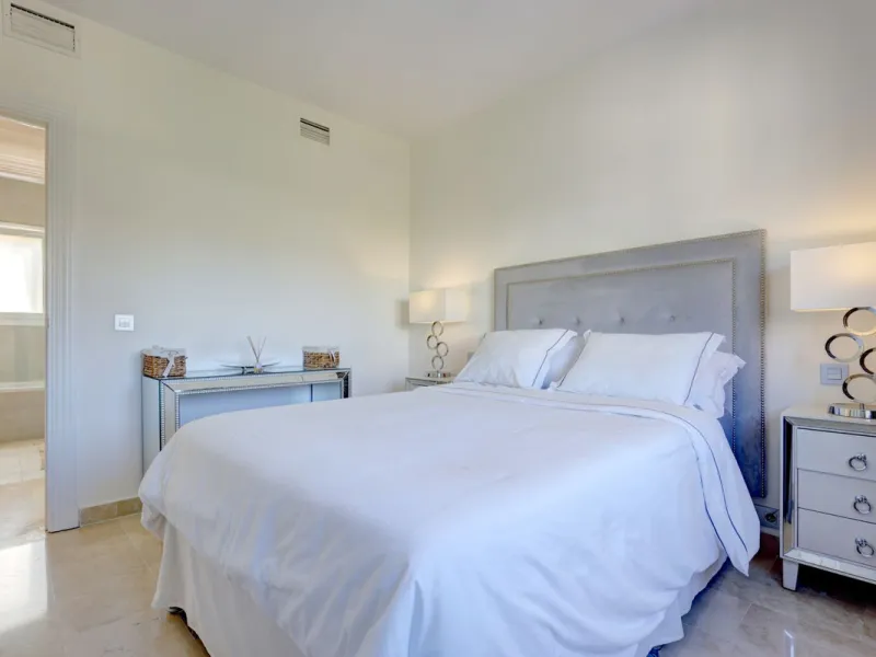 A beautiful South West facing 3 bedroom 2 bathroom duplex penthouse with open golf views and lots of natural light throughout.