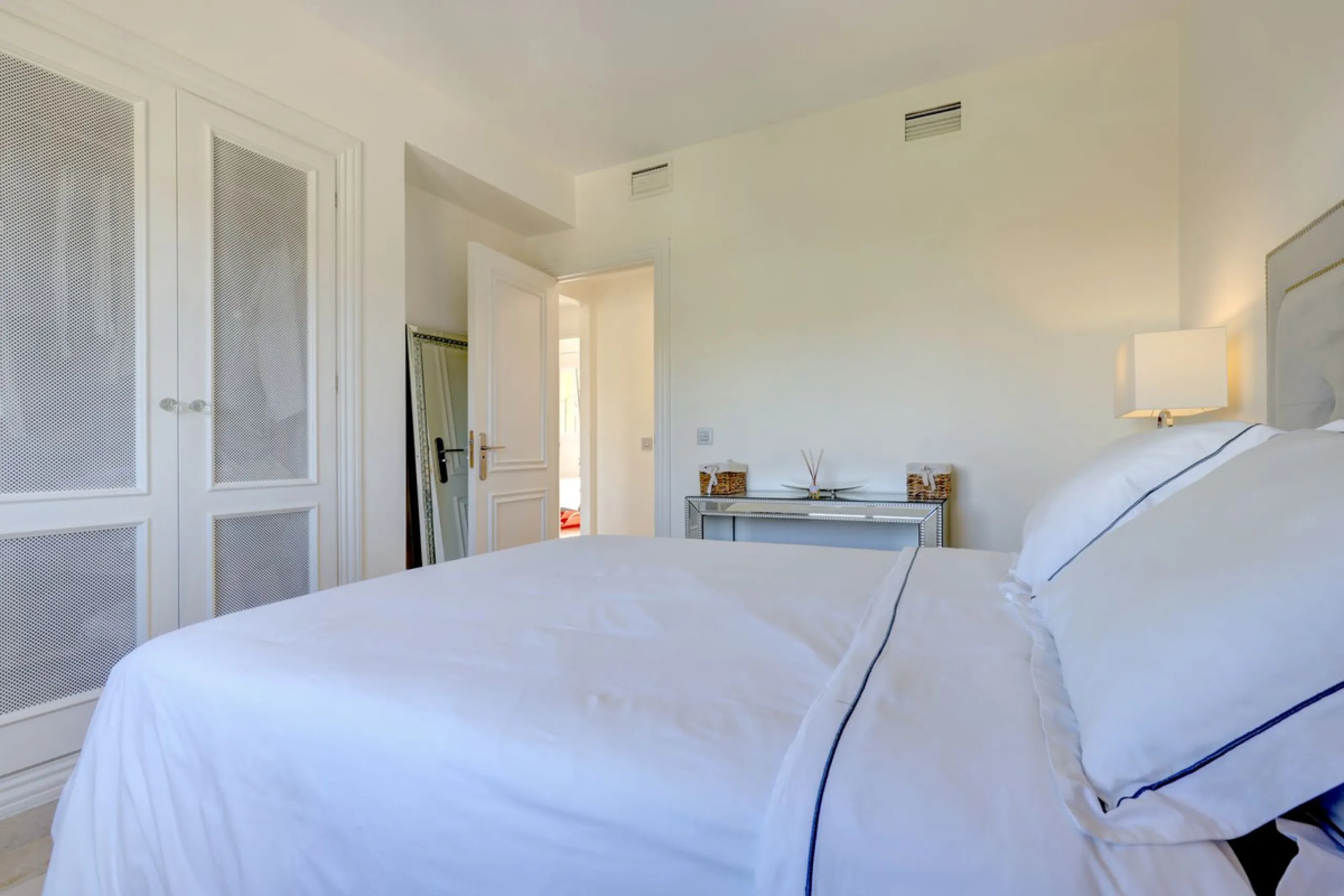 A beautiful South West facing 3 bedroom 2 bathroom duplex penthouse with open golf views and lots of natural light throughout.