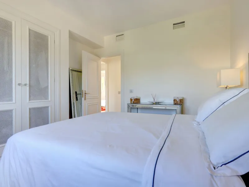 A beautiful South West facing 3 bedroom 2 bathroom duplex penthouse with open golf views and lots of natural light throughout.
