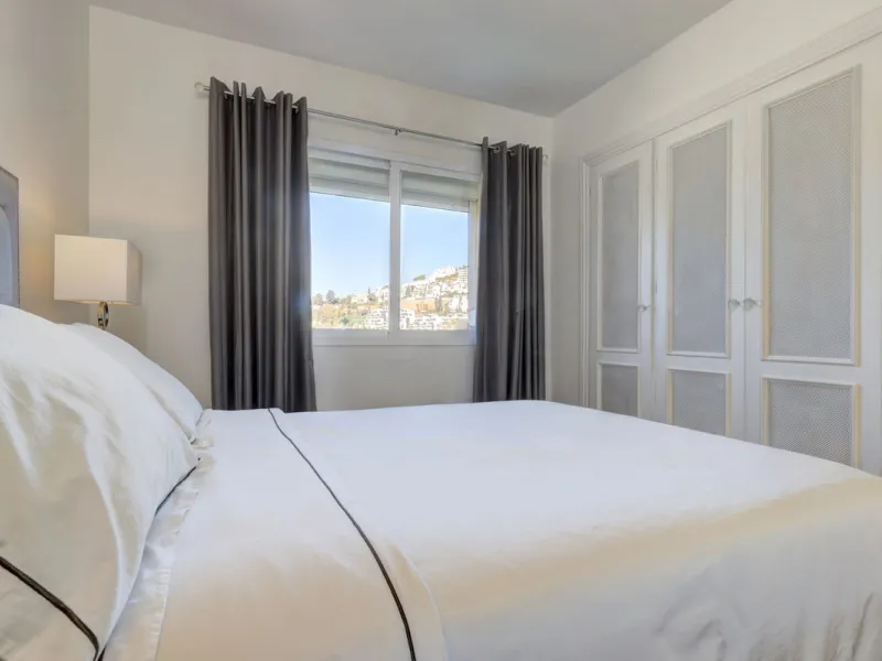 A beautiful South West facing 3 bedroom 2 bathroom duplex penthouse with open golf views and lots of natural light throughout.
