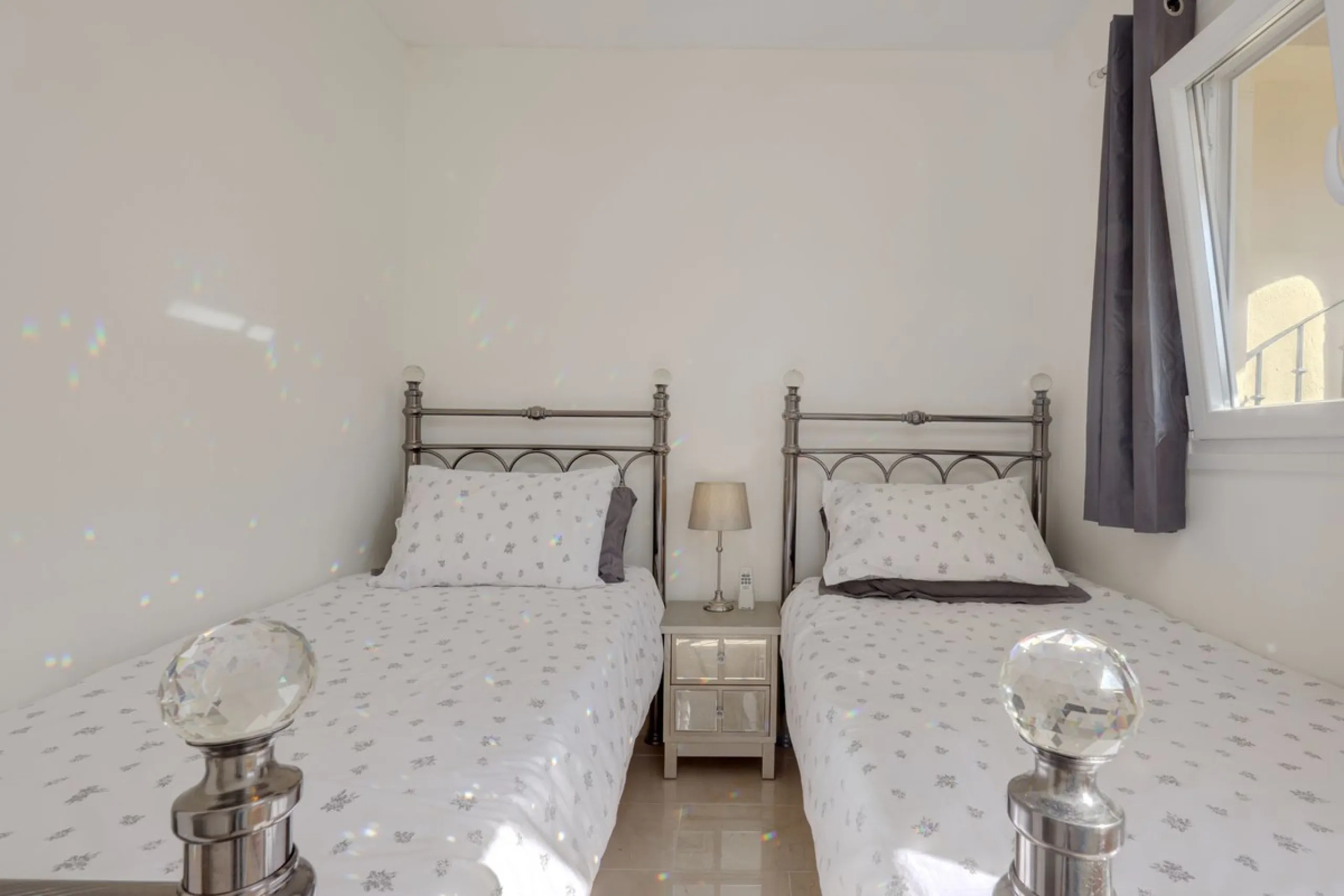 A beautiful South West facing 3 bedroom 2 bathroom duplex penthouse with open golf views and lots of natural light throughout.