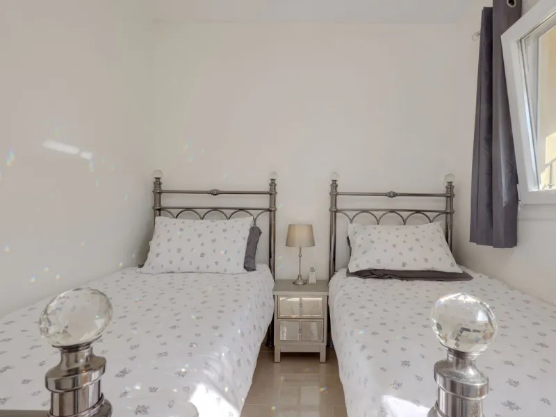 A beautiful South West facing 3 bedroom 2 bathroom duplex penthouse with open golf views and lots of natural light throughout.