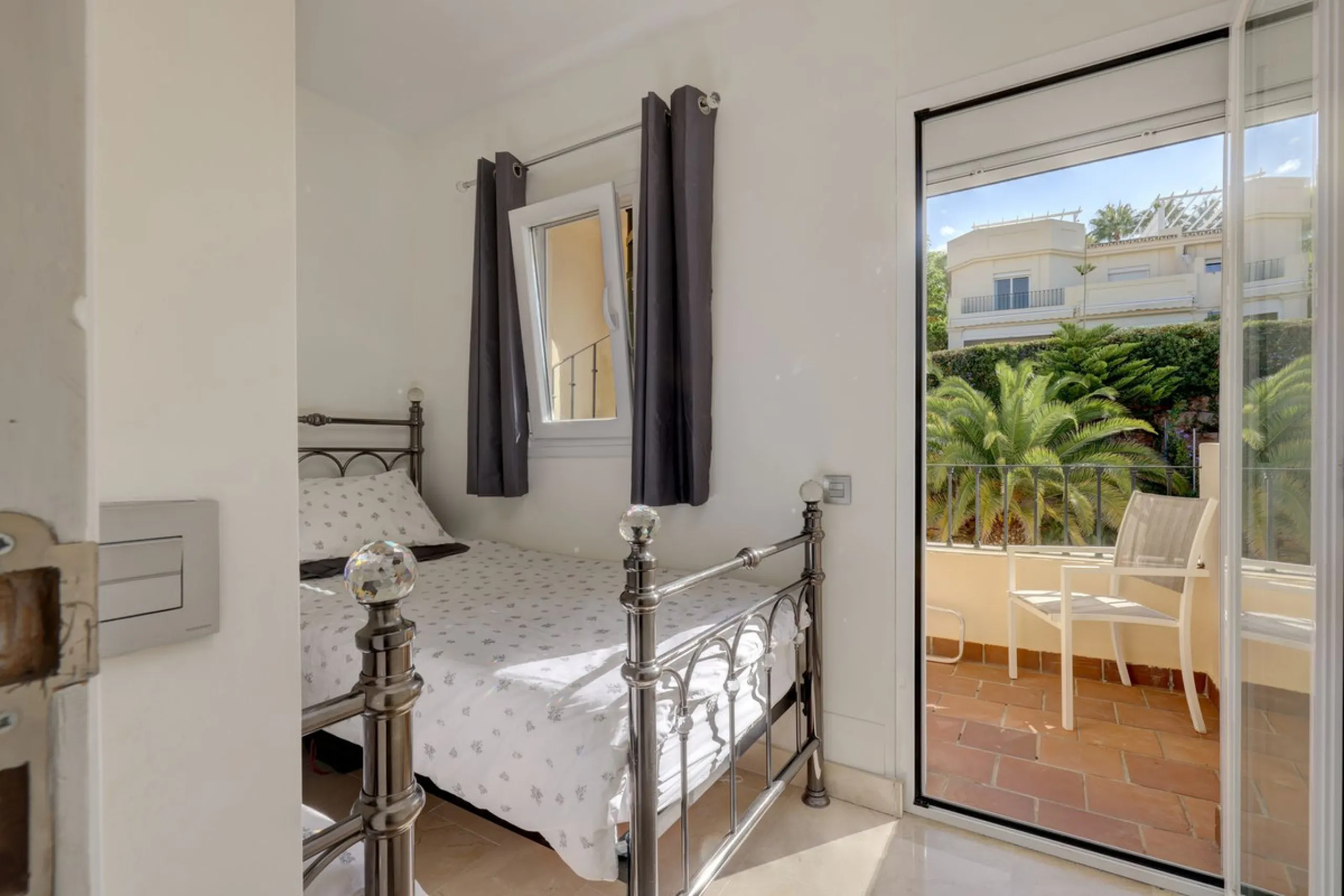 A beautiful South West facing 3 bedroom 2 bathroom duplex penthouse with open golf views and lots of natural light throughout.