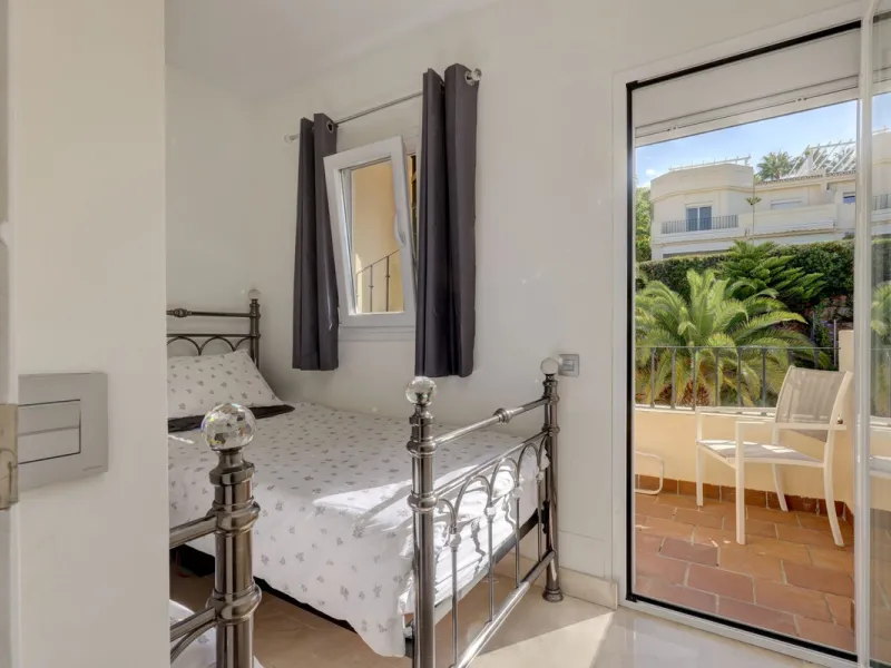 A beautiful South West facing 3 bedroom 2 bathroom duplex penthouse with open golf views and lots of natural light throughout.