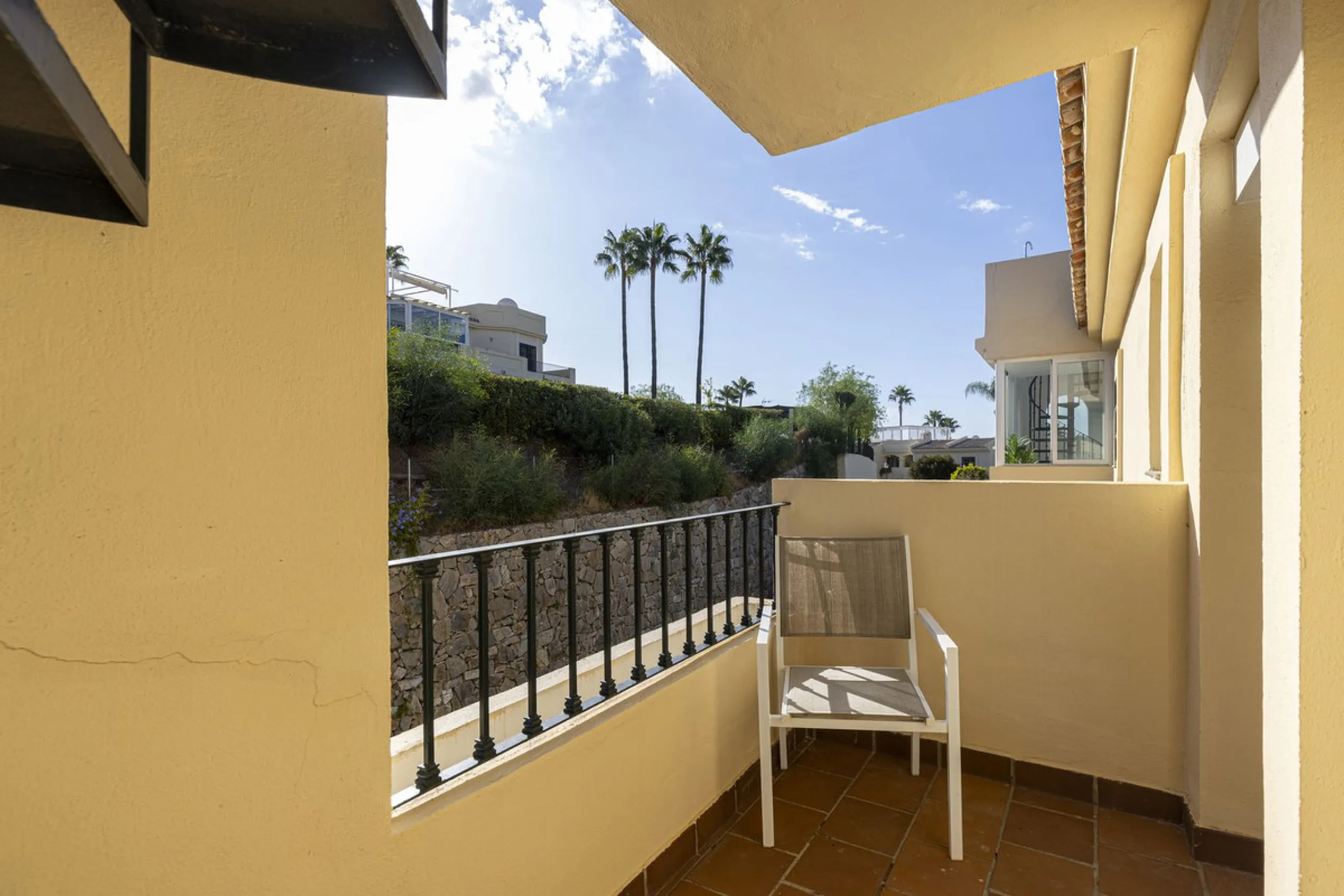 A beautiful South West facing 3 bedroom 2 bathroom duplex penthouse with open golf views and lots of natural light throughout.