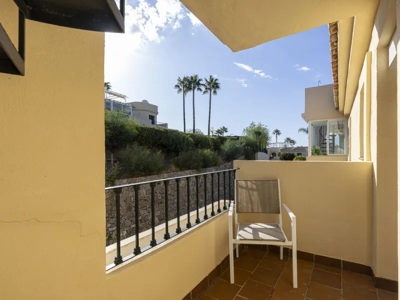 A beautiful South West facing 3 bedroom 2 bathroom duplex penthouse with open golf views and lots of natural light throughout.